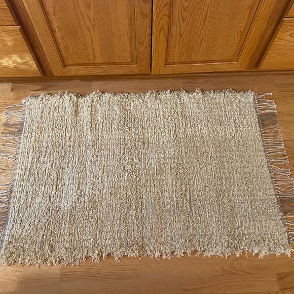 Throw Rug - Picture 3 of 13